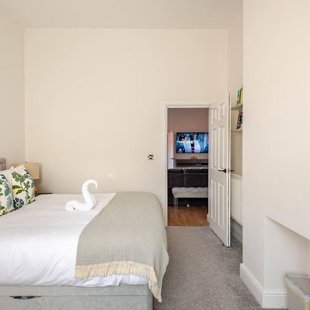 Stylish Flat In Central Location With Free Parking Swindon Exterior photo