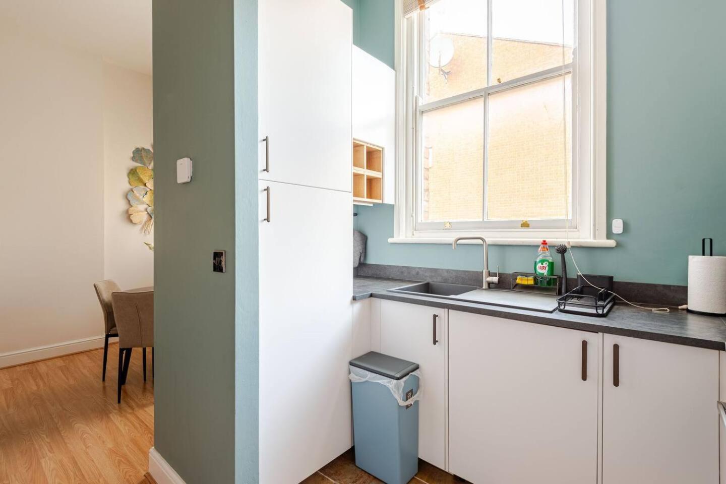 Stylish Flat In Central Location With Free Parking Swindon Exterior photo
