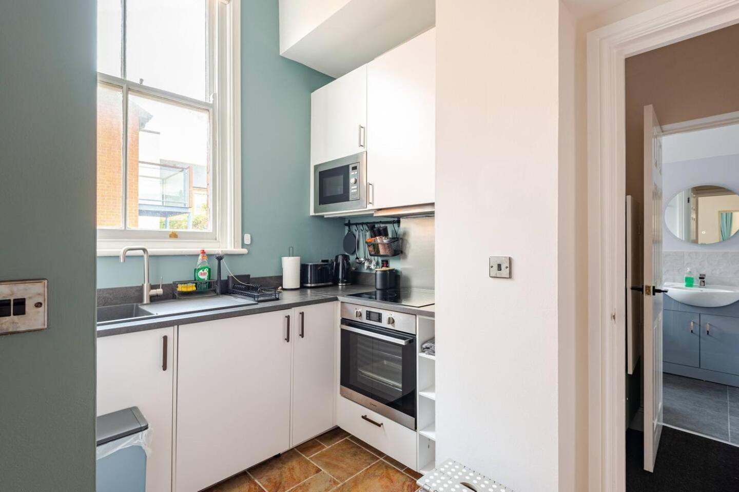 Stylish Flat In Central Location With Free Parking Swindon Exterior photo