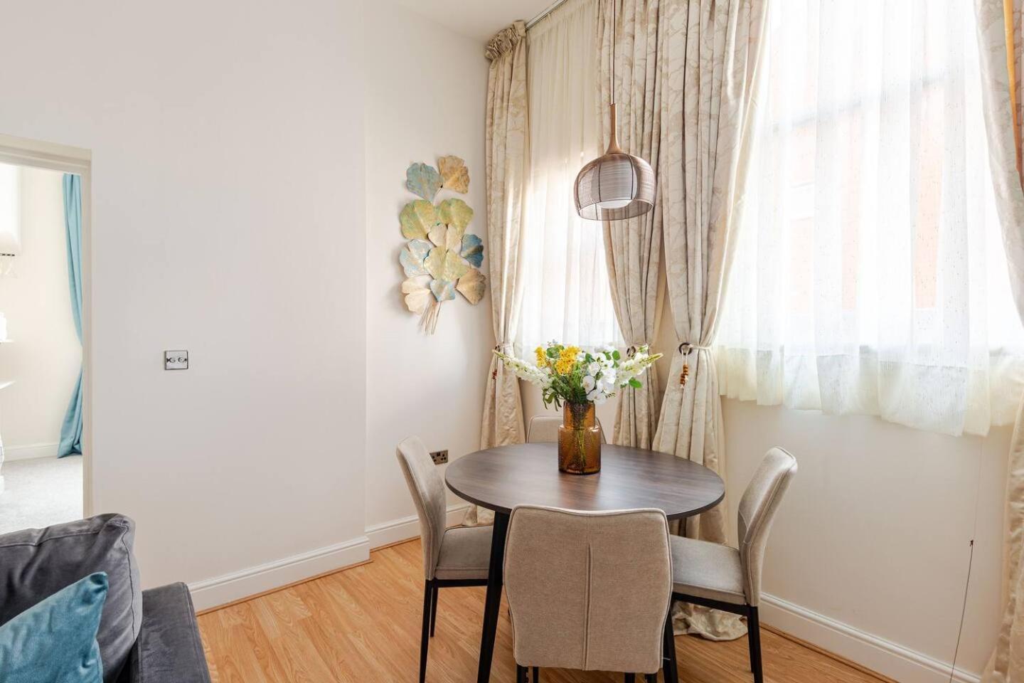 Stylish Flat In Central Location With Free Parking Swindon Exterior photo