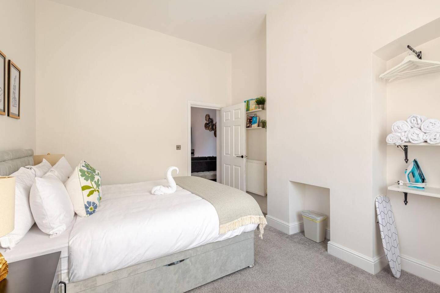 Stylish Flat In Central Location With Free Parking Swindon Exterior photo