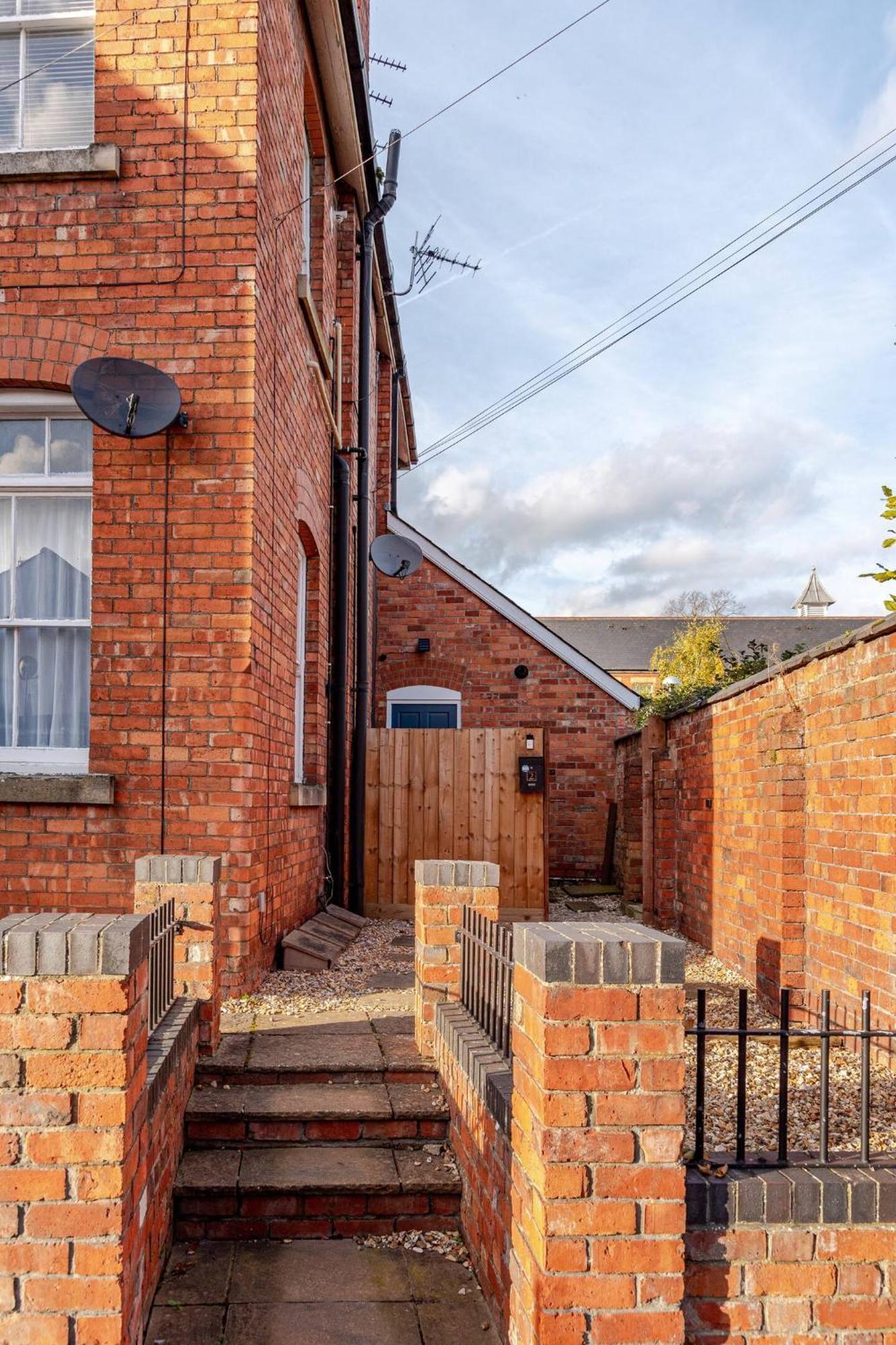 Stylish Flat In Central Location With Free Parking Swindon Exterior photo