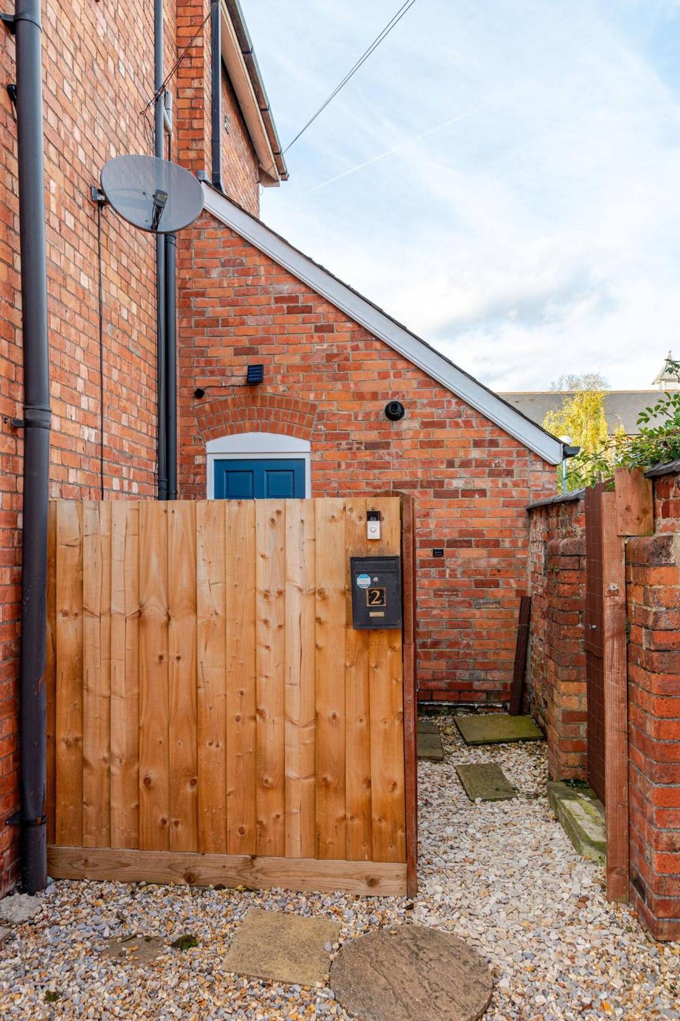 Stylish Flat In Central Location With Free Parking Swindon Exterior photo